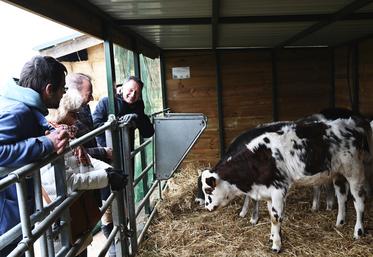 Lundi 8 janvier, à Monthou-sur-Bièvre. Dans le cadre des visites d'entreprises, Christophe Degruelle, président d'Agglopolys, et Marc Gricourt, maire de Blois, ont visité la Ferme de la Guilbardière.