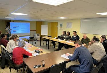 Saint-Pierre-lès-Nemours, vendredi 15 décembre. Les réunions techniques hivernales permettent aux techniciens comme aux exploitants de confronter leur vécu.