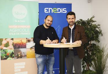 Mardi 15 janvier, signature du partenariat par Frédéric Arnoult (à g.) et Paul Dias.