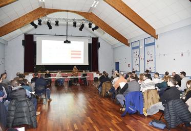 À Gambais (Yvelines), lundi 15 janvier. Les participants écoutent les nouvelles dispositions de la réglementation environnementale.