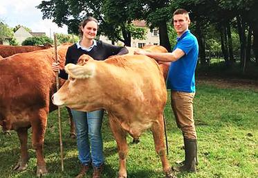Édouard Caeckaert et sa femme Marine sur leur exploitation. 
