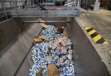 Sur la liste de déconditionnement, les matières inertes (plastique, verre, métal) sont séparées des matières organiques. 