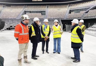 Le 16 janvier, à Chartres. Le préfet, Hervé Jonathan (au c.), a découvert les arcanes de la salle du Colisée qui ouvrira en avril.