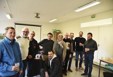Vendredi 19 janvier, à Saint-Arnoult (Yvelines). Les exploitants bio partagent une galette à l'occasion d'un rendez-vous technique organisé par la Chambre.