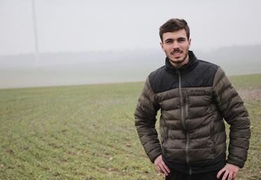 « J’ai cette parcelle dans des terres moins bonnes, très, voire trop riches en argile, hydromorphes, difficilement accessibles pour les semis de printemps. Je me demandais comment la valoriser », argumente Valentin Guibert, qui projette d’y installer un parc agrivoltaïque.