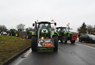 Mercredi 24 janvier, tôt le matin, au rond-point du supermarché Cora, plus d'une cinquantaine de tracteurs ont répondu à l'appel à mobilisation lancé par la FNSEA 41 et JA 41 pour prendre la route vers la préfecture de Blois.