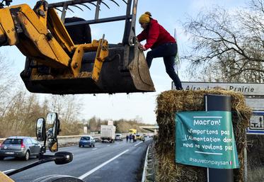 Le syndicat agricole d’Houdan a organisé une action syndicale mercredi 24 janvier à 8 h 30. De la paille a été installée sur les radars, des banderoles ont été déployées.
