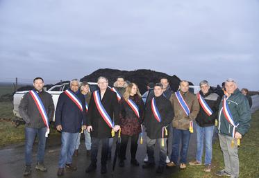 Jeudi 25 janvier, à Vigny (Val-d'Oise). Les élus des collectivités locales sont venus soutenir les agriculteurs du Vexin.