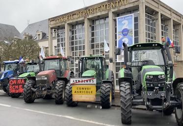 Manifestation d'agriculteurs devant le conseil départemental de Blois fin janvier 2024.