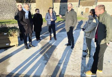 Vendredi 19 janvier, à Sours. Le préfet d'Eure-et-Loir, Hervé Jonathan (à g.), s'est montré intéressé par les spécificités de l'exploitation pédagogique de l'Eplefpa.