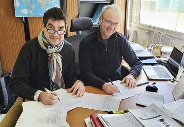 Le 19 janvier, à Orléans (Loiret). François Vanier a signé un contrat de partenariat avec Stéphane Bostyn, enseignant-chercheur au CNRS d'Orléans (projet Icare), pour l'encadrement d'un stagiaire.