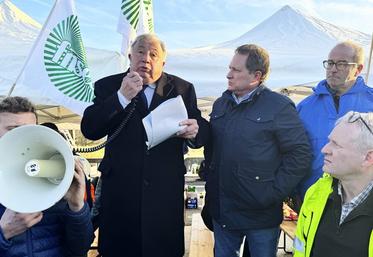 Vendredi 26 janvier, à Saint-Arnoult. Gérard Larcher, président du Sénat, a fait le déplacement pour exprimer sa solidarité. À ses côtés se trouvent Damien Greffin, président de la FDSEA d'Île-de-France, et Christophe Hillairet, président de la chambre d'Agriculture de la région Île-de-France.