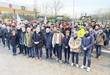 Dimanche 28 janvier, à Chartres. Les parlementaires euréliens, à l'exception d'Albéric de Montgolfier retenu par ailleurs, sont venus exprimer leur soutien au mouvement de la FNSEA 28 et de JA 28.