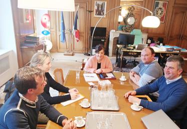 Les élus FNSEA 45 et JA Loiret ont porté auprès de la préfète les revendications des 300 manifestants présents devant la cathédrale.