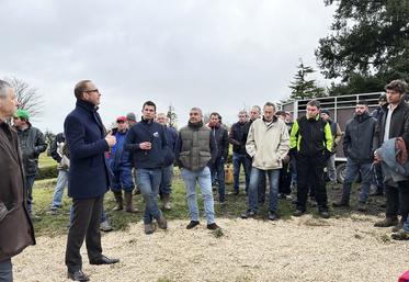 Mardi 30 janvier, Xavier Pelletier, préfet de Loir-et-Cher, a rencontré les agriculteurs présents sur le rond-point d'Épuisay. 