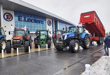 Mercredi 24 janvier, de nombreux agriculteurs ont rejoint des supermarchés, dont notamment le Leclerc de Blois, pour échanger avec les consommateurs et mettre des étiquettes sur les produits alimentaires créant une concurrence déloyale. 