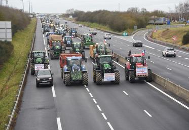 Jeudi 25 janvier, à Ver-lès-Chartres. Des dizaines de tracteurs se sont engagés sur l'A11, qui restera bloquée plusieurs jours.