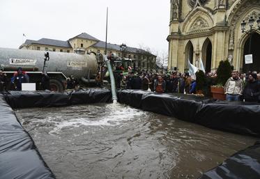 Une réserve d'eau a été installée et remplie pour marquer la nécessité du stockage de l'eau dans certains secteurs agricoles du Loiret.