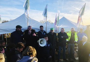 Blocage de la barrière de péage de Saint-Arnoult (Yvelines) vendredi 26 janvier avec des forces loirétaines et euréliennes qui ont reçu la visite du président du Sénat, Gérard Larcher.