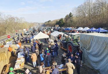 Sur l'A1, une centaine de tracteurs des agriculteurs de la FDSEA et des JA Val-d'Oise et Oise « tiennent la position » sur l'aire de Chennevières depuis lundi midi. Une opération escargot s'est tenue mercredi 31 janvier sur les routes secondaires. Ils devaient être rejoints par les agriculteurs du Nord mercredi et jeudi.