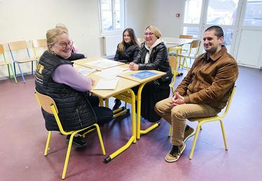 Samedi 27 janvier, à Beaumont-les-Autels. Les familles se sont déplacées en nombre pour cette journée portes ouvertes, et avec le sourire.