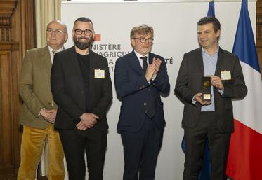 Le 30 janvier, à Paris. Le brasseur Vincent Crosnier (à d.) a été distingué par le ministre de l'Agriculture, Marc Fesneau, du Prix d'excellence 2024 pour ses bières L'Eurélienne.