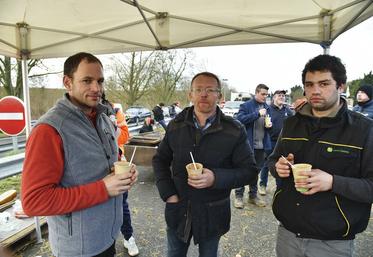 Pause choucroute pour les manifestants venus de Lillers (Pas-de-Calais) partis à 8 heures et arrivés sur le point de blocage de l'A1 vers 16 heures.