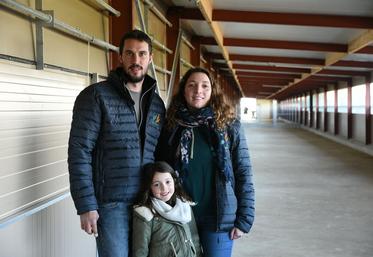 Le 19 janvier, à Escrennes. Avec leur fille Candice, Cyprien Thierry et Clémence Bellanger ont présenté leur nouveau bâtiment équipé d'une véranda de 500 m2.