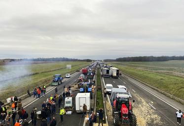 Le campement de l'A4, installé sur les deux voies, a compté jusqu'à 250 tracteurs et 500 personnes au niveau de Jossigny.