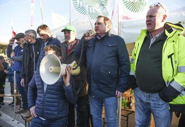 Vendredi 26 janvier, à Saint-Arnoult-en-Yvelines. Les représentants syndicaux ont pris la parole à tour de rôle pour exprimer les motifs de la colère des agriculteurs.