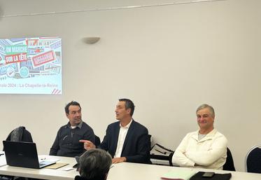 Larchant, vendredi 19 janvier. Samuel Vandaele, secrétaire général de la FDSEA 77, entouré du président de canton, Philippe Girardot, et du trésorier, Vincent Lesme. 