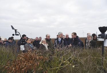 Arville, mardi 6 février. Échanges par un froid glacial autour de la station météo Sencrop.