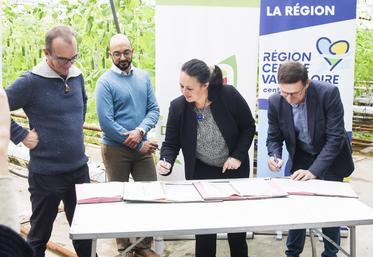 Jeudi 8 février, à Ouvrouer-les-Champs (Loiret). La vice-présidente du conseil régional, Temanuata Girard, et le président de la chambre régionale d'Agriculture, Philippe Noyau, ont signé la 4e déclinaison du Cap filière légumes.