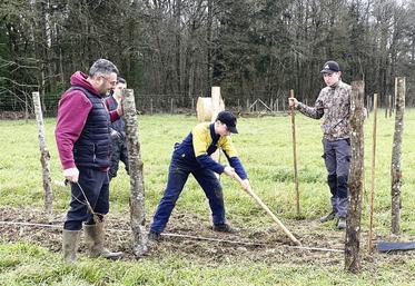Mardi 6 février, à La Gaudaine. Les élèves de la MFR ont mené leur chantier de plantation à bien, sous l'œil de leur enseignant, Patrice Marbeuf.