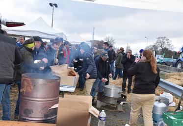 Distribution de repas sur une « base de vie » au point de blocage de l'A1.