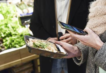 Le 14 février, à Maintenon. L'inspectrice de la DGCCRF scrute l'origine de chaque produit vendu au rayon fruits et légumes de l'Intermarché.
