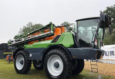 Pour compléter le système de régulation automatique de la hauteur de rampe par capteurs à ultrasons DistanceControl, Amazone équipe ses pulvérisateurs portés UF 1602 et 2002 (1 600 et 2 000 l), dotés d’une rampe Super-S2 de 27 à 30 mètres, du dispositif ContourControl.