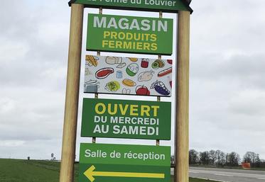 Le panneau, bien visible et éclairé, sur la nationale permet de capter une clientèle de résidents secondaires et de passage.