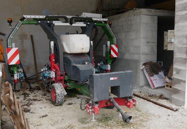 La cuve de 240 litres, au centre de l'appareil, alimente quatre buses, positionnées au niveau de chaque palpeur.