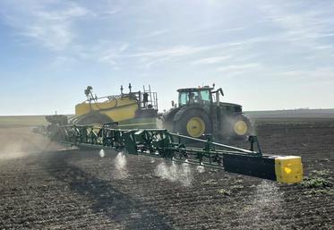 Le pulvérisateur John Deere R900i, équipé du See &amp; Spray, est désormais commercialisé en France.