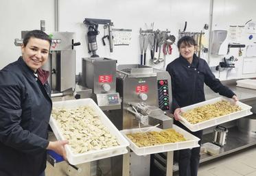 Mélanie Chardon et Vanessa, responsable de laboratoire, fabriquent la gamme de pâte à l’aide d’une extrudeuse et une raviolatrice de marque italienne qui assure le savoir-faire de la fabrication des pâtes. Un investissement qui a bénéficié du soutien de la Région.