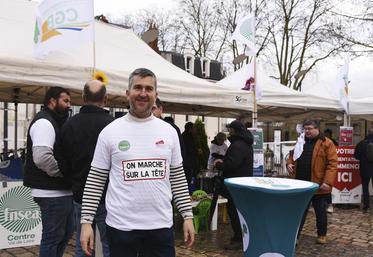 Sébastien Méry, président de la FNSEA 45, était présent pour répondre aux Loirétains au sujet du mouvement « On marche sur la tête ».