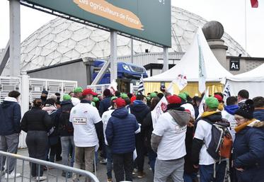 Très tôt le matin du 24 février, des agriculteurs se massent devant les grilles du Salon de l'agriculture.
