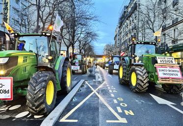 800 agriculteurs du Grand bassin parisien, du Grand Est, de Bourgogne-Franche-Comté et de Centre-Val de Loire ont fait le déplacement pour effectuer une marche de 2,5 kilomètres dans les rues de la capitale.