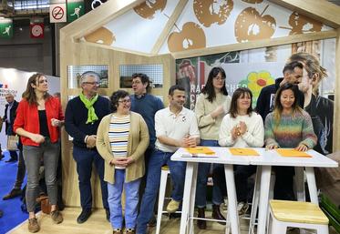 Stéphane Turbeaux, président du magasin O'Pré des paysans a présigné l'adhésion au réseau Fermes and Co de chambre d'Agricultures France durant le Salon de l'agriculture, mardi 27 février. 