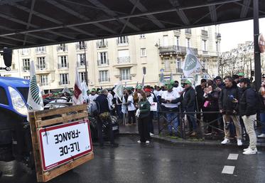 Paris, sortie de métro Sèvres-Lecourbe, 16 heures. Les manifestants s’équipent : sifflets, tee-shirt où ils affichent le leitmotiv de cette mobilisation, casquettes rouges et vertes… Les premiers tracteurs les rejoignent.