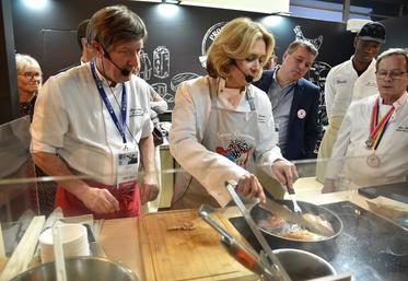 Paris, Porte de Versailles, lundi 26 février. L'inauguration officielle a débuté par une préparation culinaire de filets de poule de Houdan avec des ingrédients franciliens. 