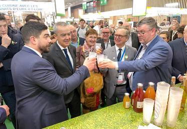 Le 28 février, à Paris. Un arrêt au stand Baïo a permis aux officiels de trinquer avec son pétillant de pomme qui venait d'obtenir une médaille d'or au concours général.