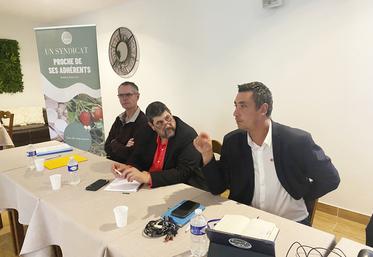 Chailly-en-Bière, vendredi 9 février. Le président cantonal, Olivier Thuegaz, entouré de son trésorier, Gérard Juquel, et du secrétaire général de la FDSEA 77, Samuel Vandaele. 