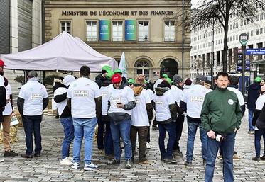 Vendredi 1er mars, à Paris. Les producteurs bio de la région Île-de-France ont mené une action devant le ministère de l'Économie et des Finances.